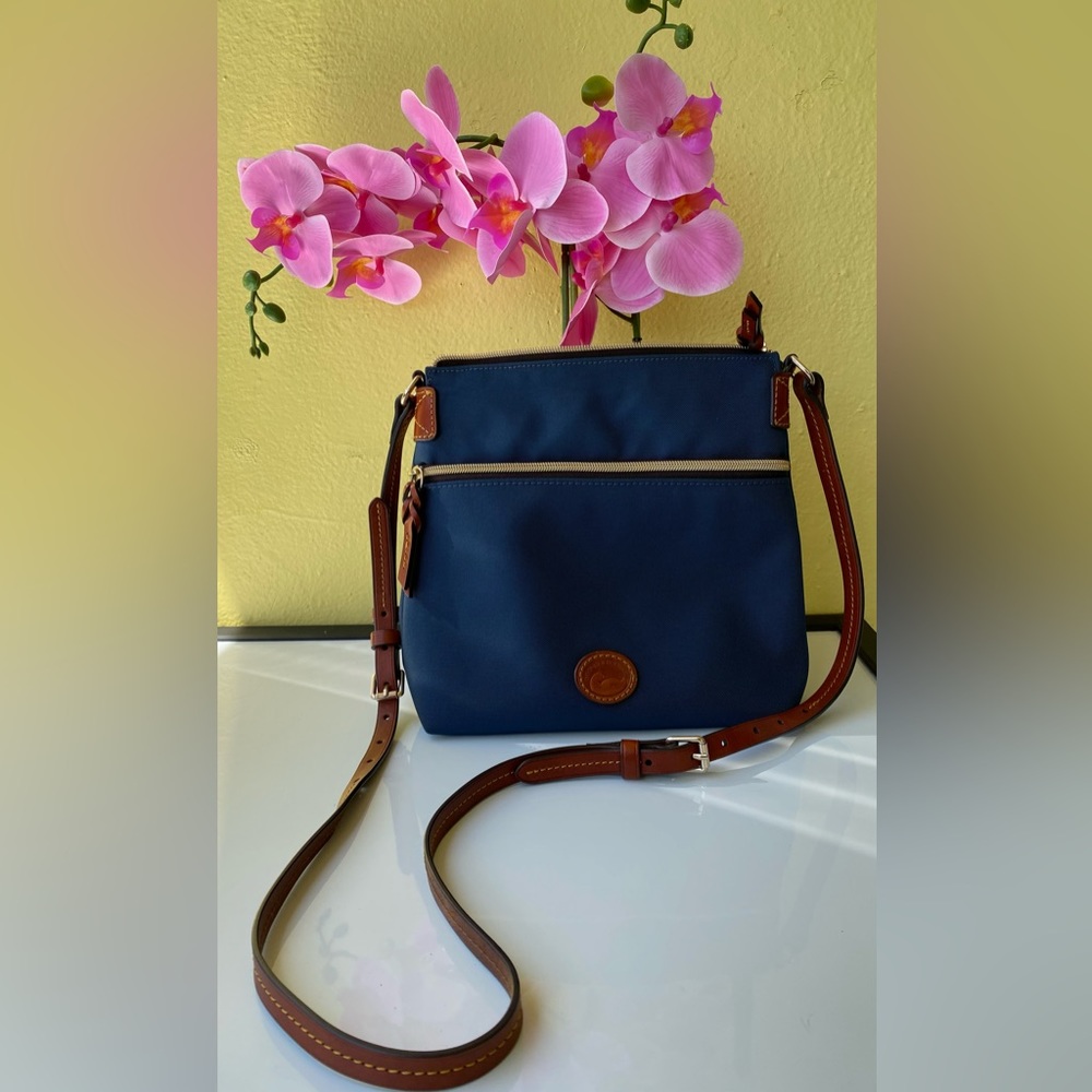 Dooney & Bourke Crossbody Nylon Purse. Navy Blue. Red interior. Leather Strap